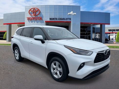 Used 2024 Toyota Highlander LE image 1