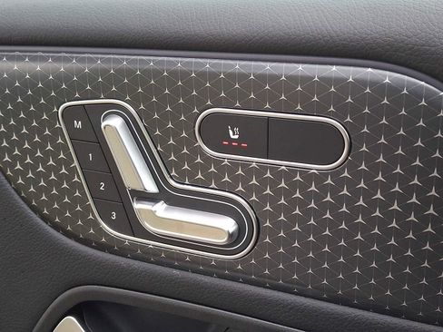 Used 2025 Mercedes-Benz GLB 250 4MATIC image 23