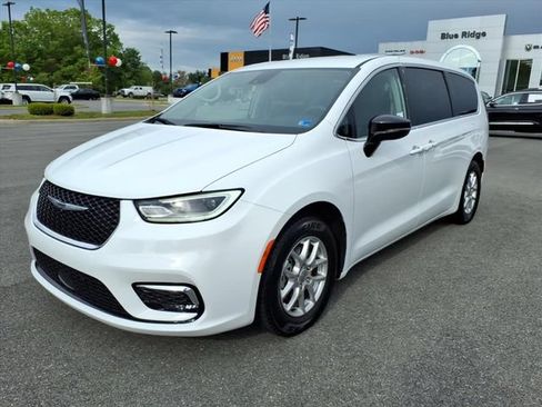 Used 2024 Chrysler Pacifica Touring-L FWD image 10