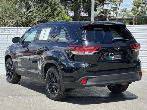 Used 2019 Toyota Highlander SE w/ Nightshade Edition AWD/4WD image 13