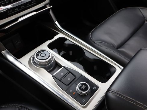 Used 2021 Ford Explorer XLT w/ Equipment Group 202A image 23