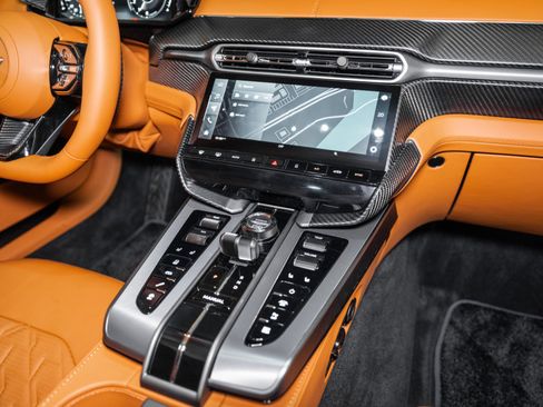 Used 2025 Aston Martin Vanquish image 25