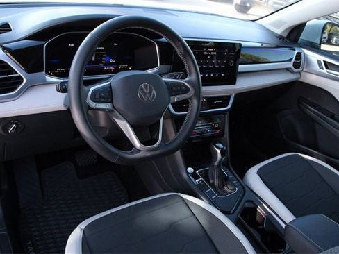 Certified 2025 Volkswagen Taos SE image 9