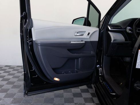 Used 2024 Toyota Sienna Limited image 14
