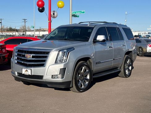 Used 2018 Cadillac Escalade Luxury image 3
