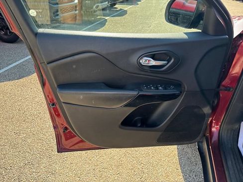 Used 2019 Jeep Cherokee Latitude Plus AWD/4WD image 7