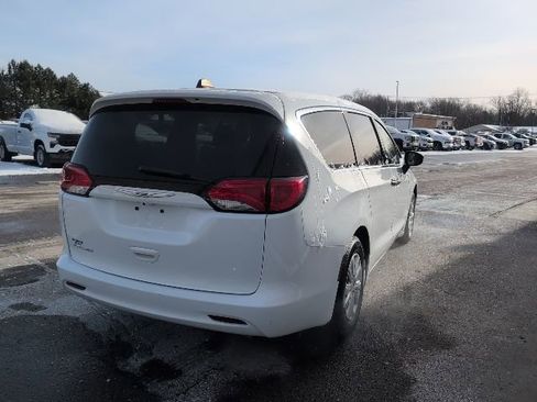 Used 2021 Chrysler Voyager L image 7