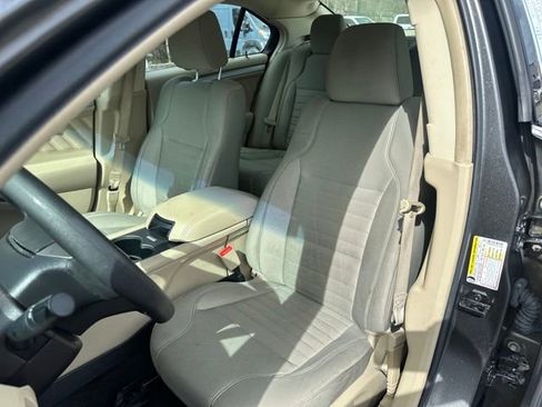 Used 2018 Ford Taurus SE image 22