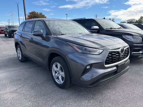Used 2023 Toyota Highlander LE image 3