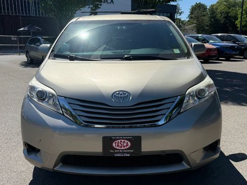 Used 2017 Toyota Sienna LE w/ Protection Package AWD/4WD image 4