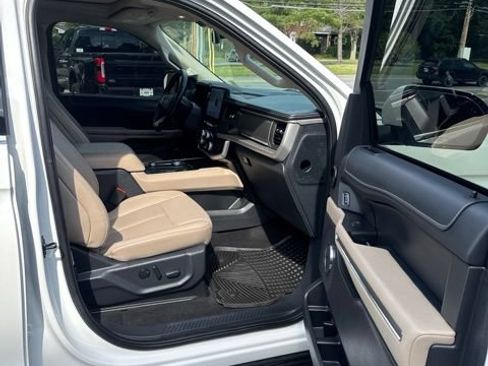 Used 2024 Ford Expedition XLT AWD/4WD image 18