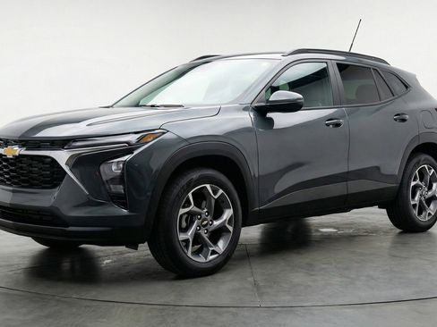 Used 2025 Chevrolet Trax LT image 3