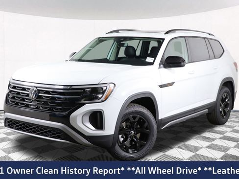 Used 2025 Volkswagen Atlas Peak Edition SE image 2