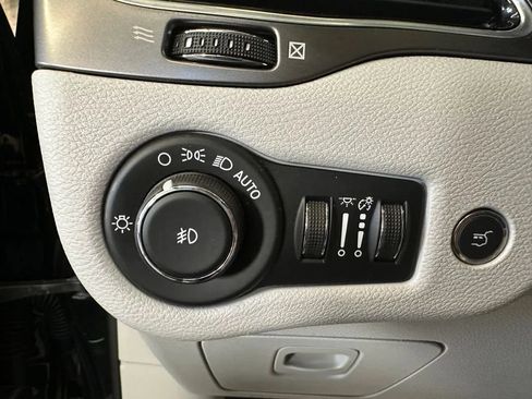 Used 2020 Jeep Cherokee Limited w/ Technology Group AWD/4WD image 17