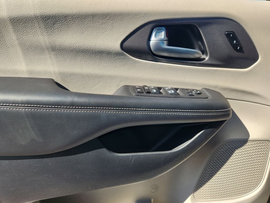 Used 2024 Chrysler Pacifica Touring-L FWD image 22