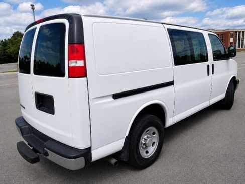 Used 2017 Chevrolet Express 2500 RWD image 4