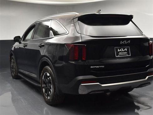 Certified 2025 Kia Sorento S image 6