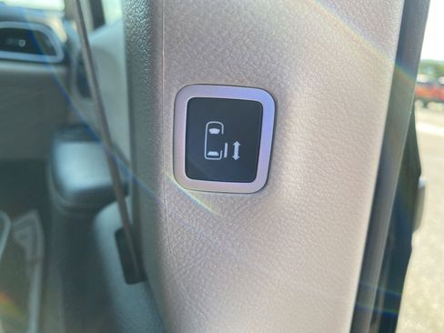 Used 2024 Chrysler Pacifica Limited image 13