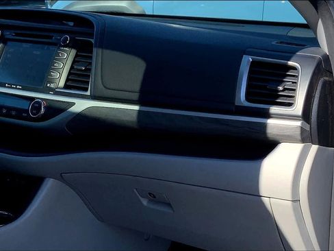 Used 2018 Toyota Highlander Limited image 19