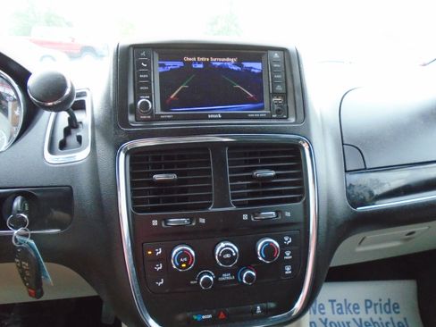 Used 2019 Dodge Grand Caravan SXT FWD image 19