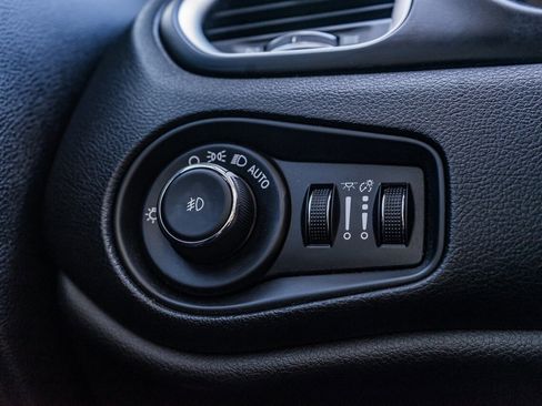 Used 2020 Jeep Renegade Latitude image 18