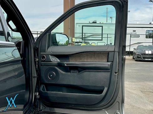 Used 2019 Ford Expedition Limited w/ Equipment Group 302A AWD/4WD image 18