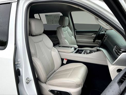 Used 2024 Jeep Wagoneer L Series III w/ Flexible Seating Group AWD/4WD image 33