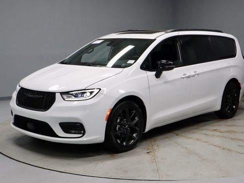 Used 2025 Chrysler Pacifica Limited FWD image 9