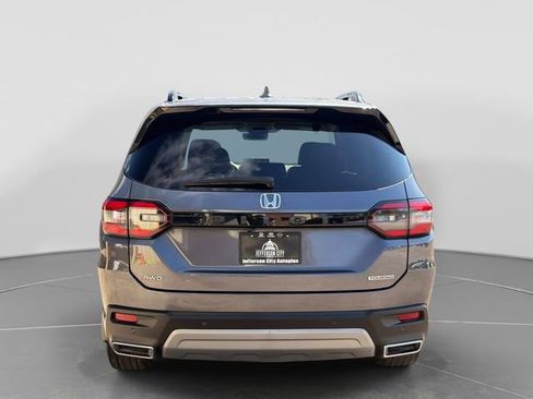 Used 2025 Honda Pilot Touring image 7