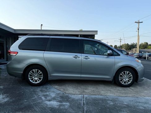 Used 2011 Toyota Sienna XLE FWD image 8