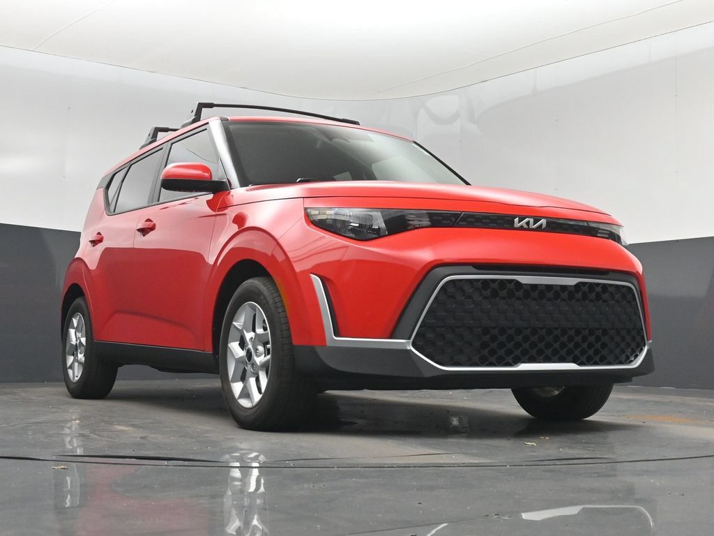 Used 2025 Kia Soul LX w/ LX Technology Package FWD image 32