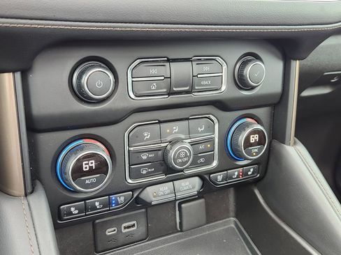 Used 2021 Chevrolet Tahoe High Country w/ Premium Package image 22