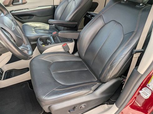 Used 2018 Chrysler Pacifica Touring-L w/ Tire & Wheel Group FWD image 14