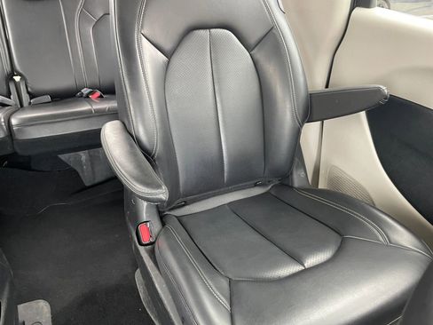 Used 2023 Chrysler Pacifica Touring-L FWD image 40