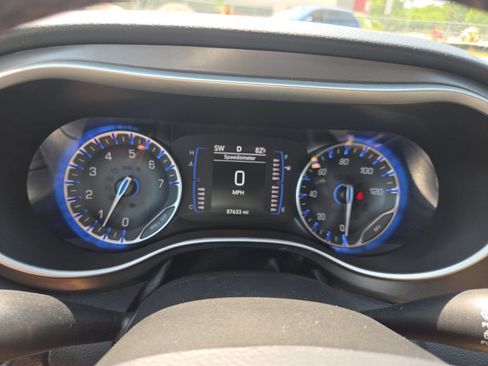 Used 2020 Chrysler Pacifica Touring-L FWD image 16
