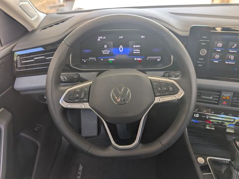 Used 2025 Volkswagen Jetta SE w/ Sunroof Package FWD image 24