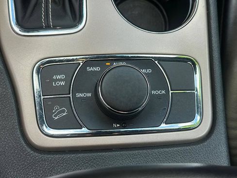 Used 2017 Jeep Grand Cherokee Limited w/ Luxury Group II AWD/4WD image 25