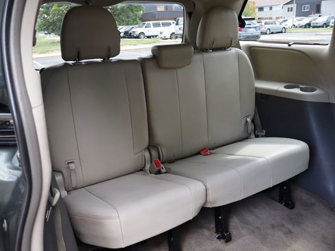 Used 2012 Toyota Sienna XLE image 22