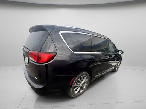 Used 2017 Chrysler Pacifica Limited w/ UConnect Theater Package image 9