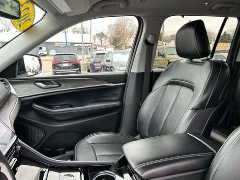 Used 2023 Jeep Grand Cherokee Limited w/ Luxury Tech Group II image 32