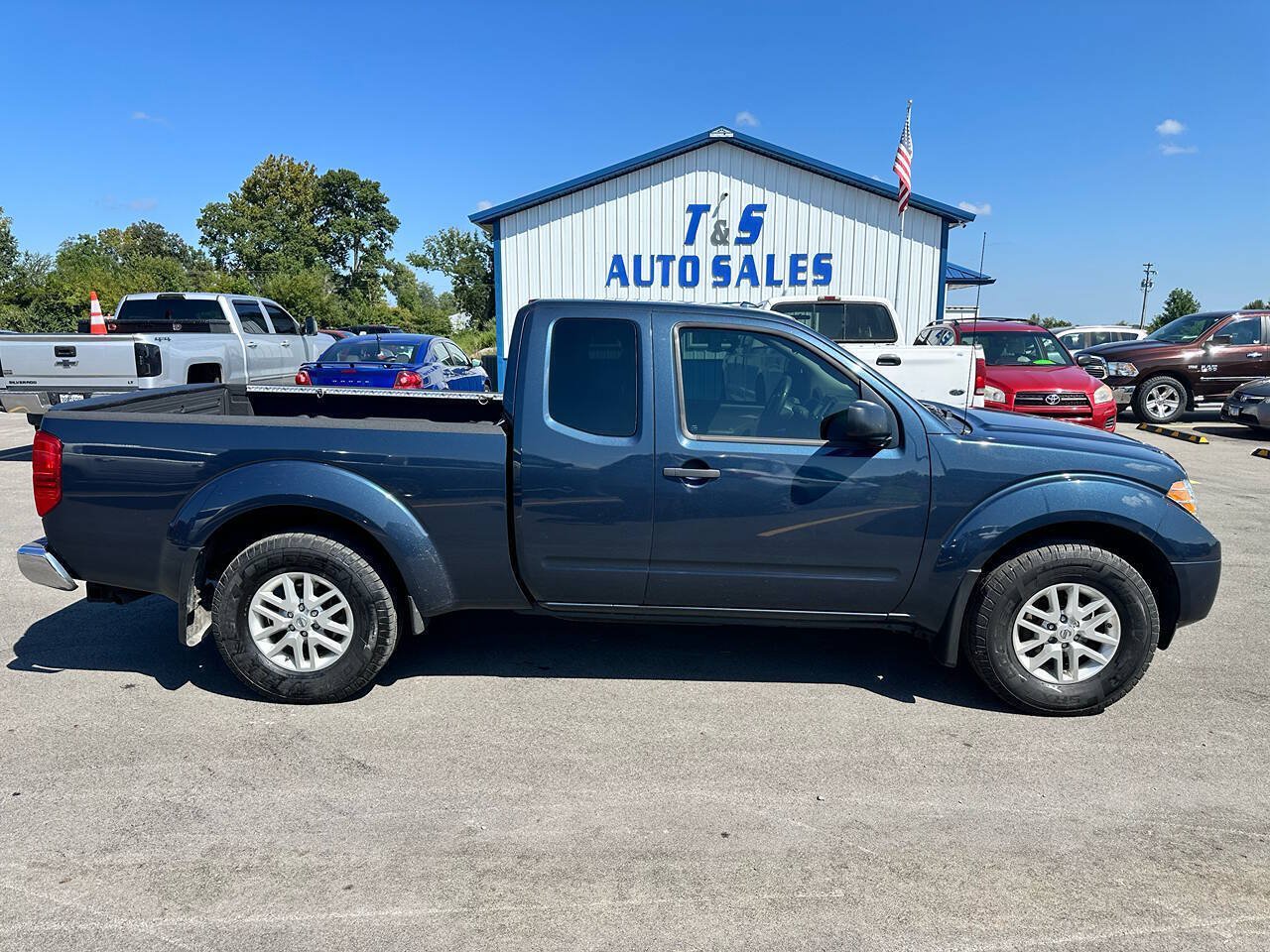 Used 2018 Nissan Frontier SV RWD image 2