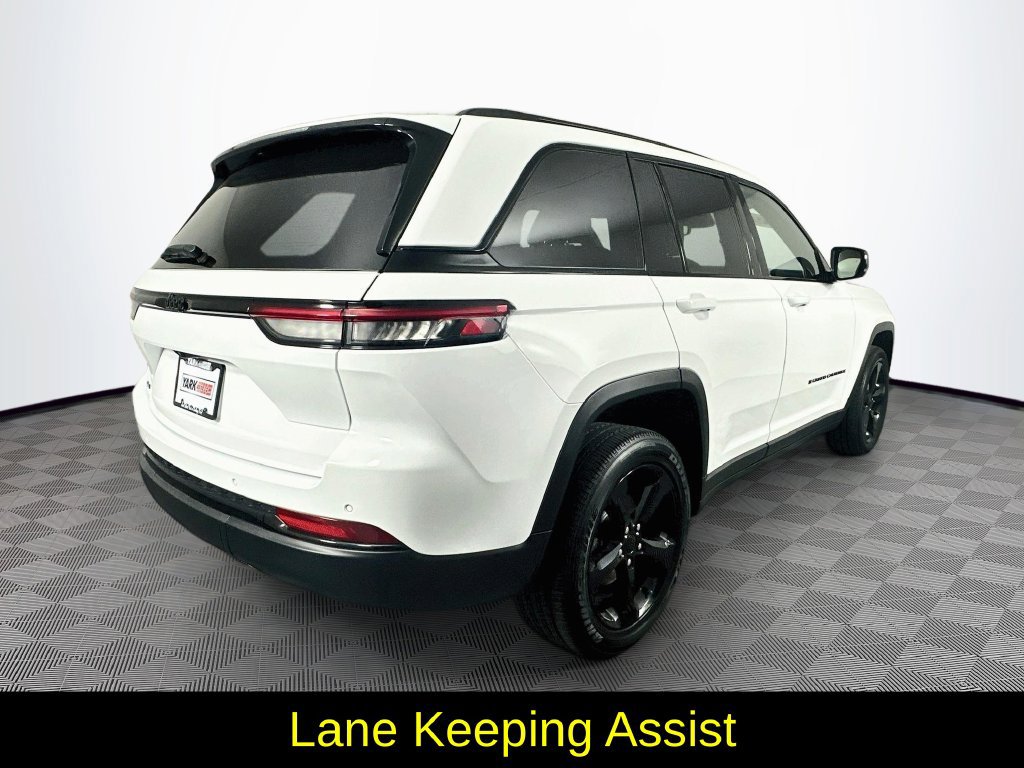 Used 2023 Jeep Grand Cherokee Altitude AWD/4WD image 10
