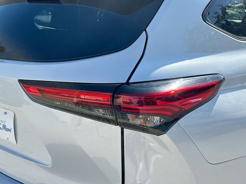 Used 2022 Toyota Highlander XLE image 27