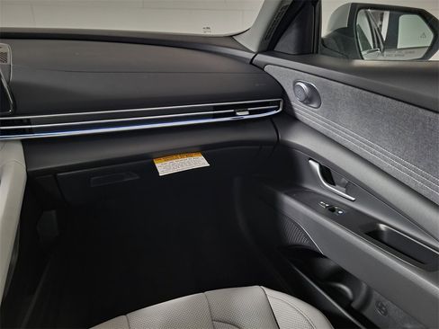 New 2025 Hyundai Elantra Limited image 23