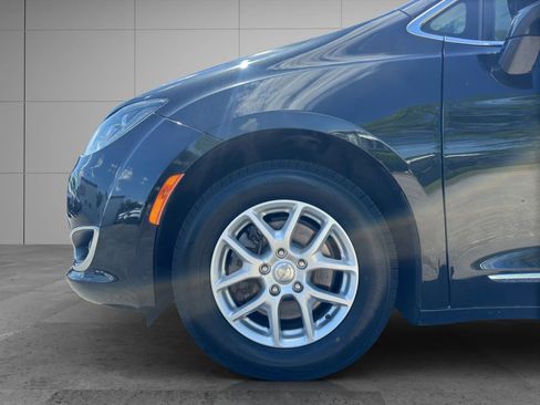 Used 2020 Chrysler Pacifica Touring-L FWD image 21