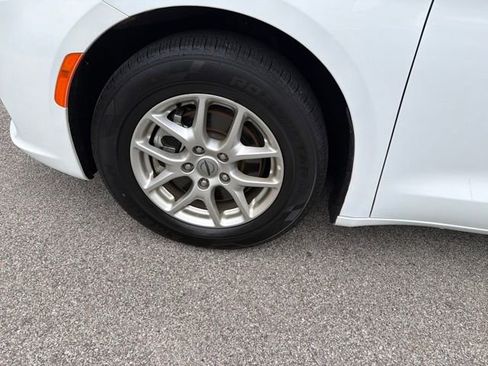 Used 2023 Chrysler Pacifica Touring-L image 38