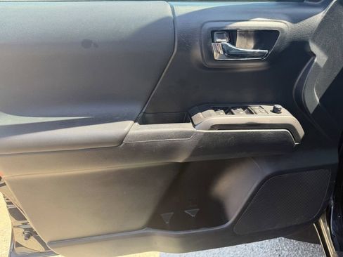 Used 2019 Toyota Tacoma TRD Off-Road w/ TRD Premium Off Road Package AWD/4WD image 22