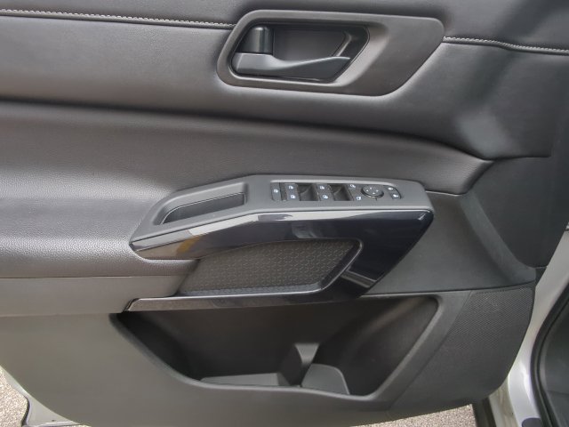 Used 2025 Nissan Pathfinder SV AWD/4WD image 12