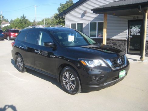 Used 2020 Nissan Pathfinder S image 2