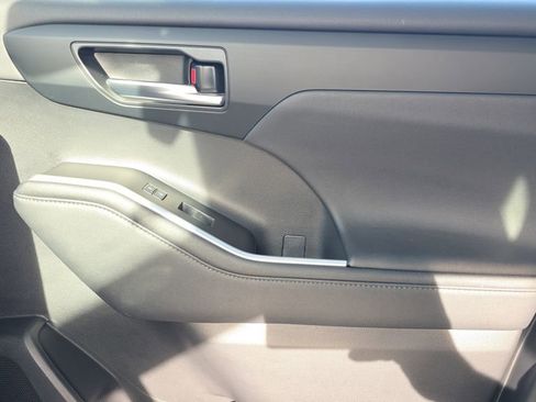Used 2023 Toyota Highlander XLE FWD image 13